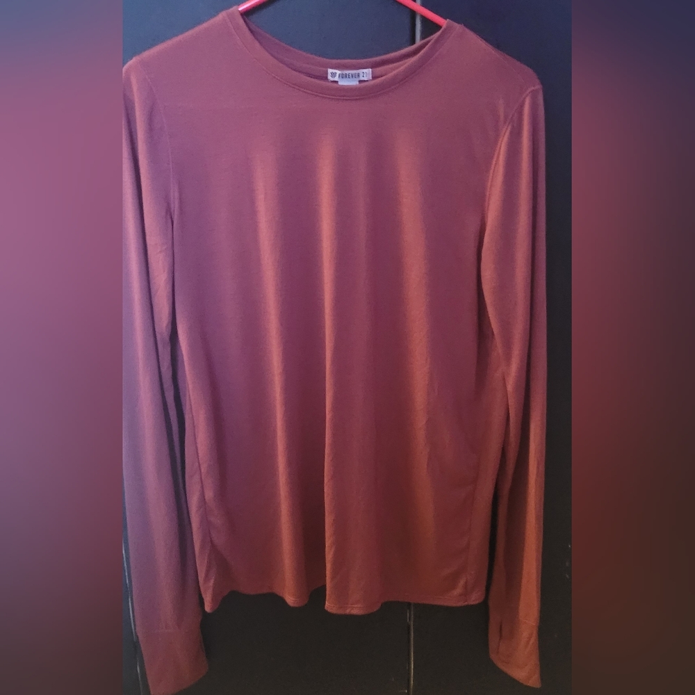 ☆FOREVER 21 LONG SLEEVE OPENED BACK OUT WORK OUT TOP ☆